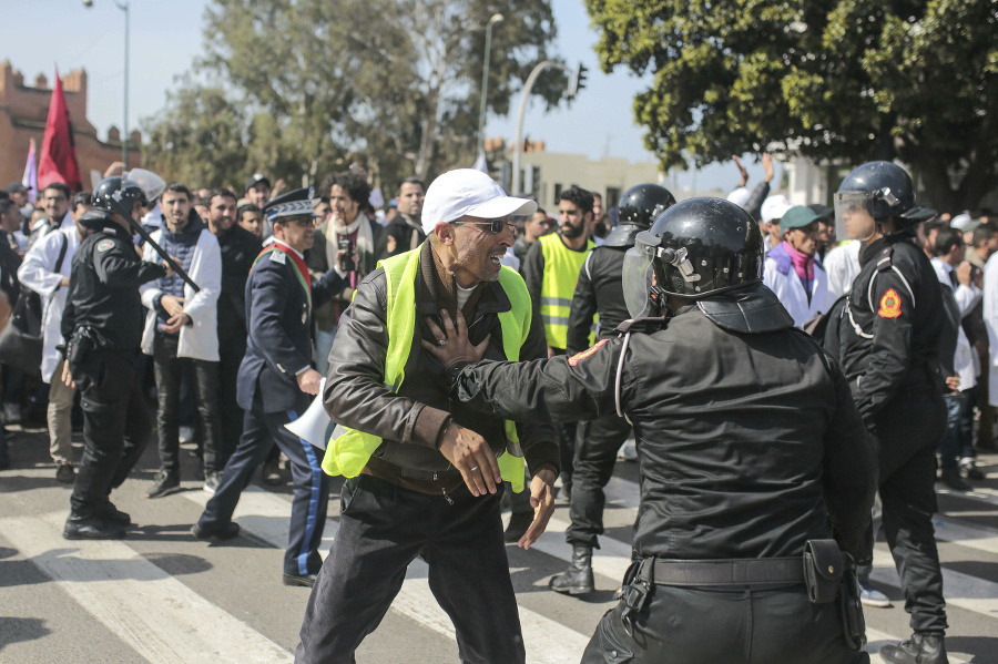 Polícia rozohnala demonštrácie učiteľov