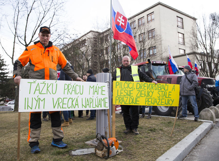 Protestujúci slovenskí farmári pred