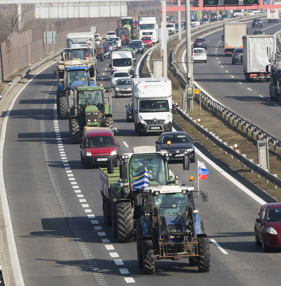 Traktory protestujúcich farmárov z