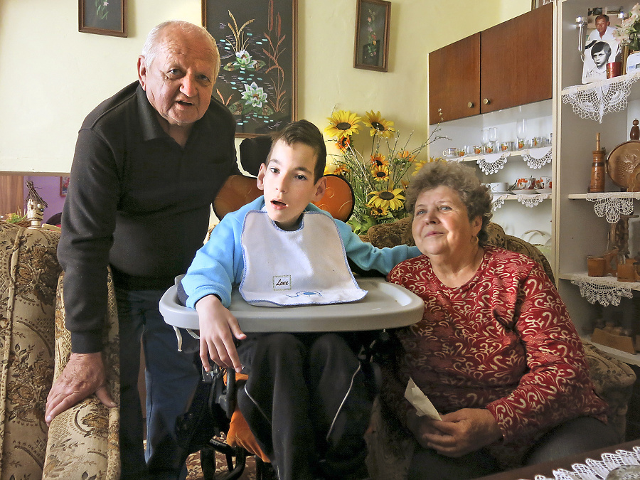 Ondrej (78) a Eva (73) Ludvigovci sa s láskou starajú o ťažko chorého pravnúčika Kristiánka (13).