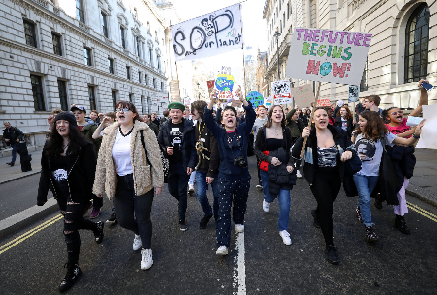 Protestujúci školáci v Londýne