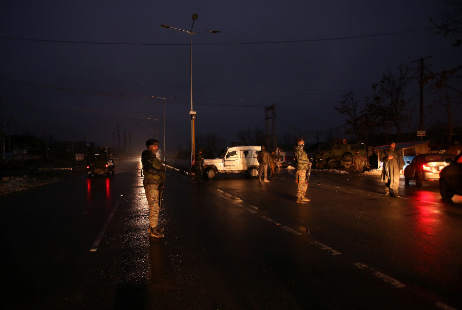 Samovražedný útok na indických policajtov  si vyžiadal 44 obetí.