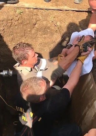 Záchranári vyslobodili novorodenca.