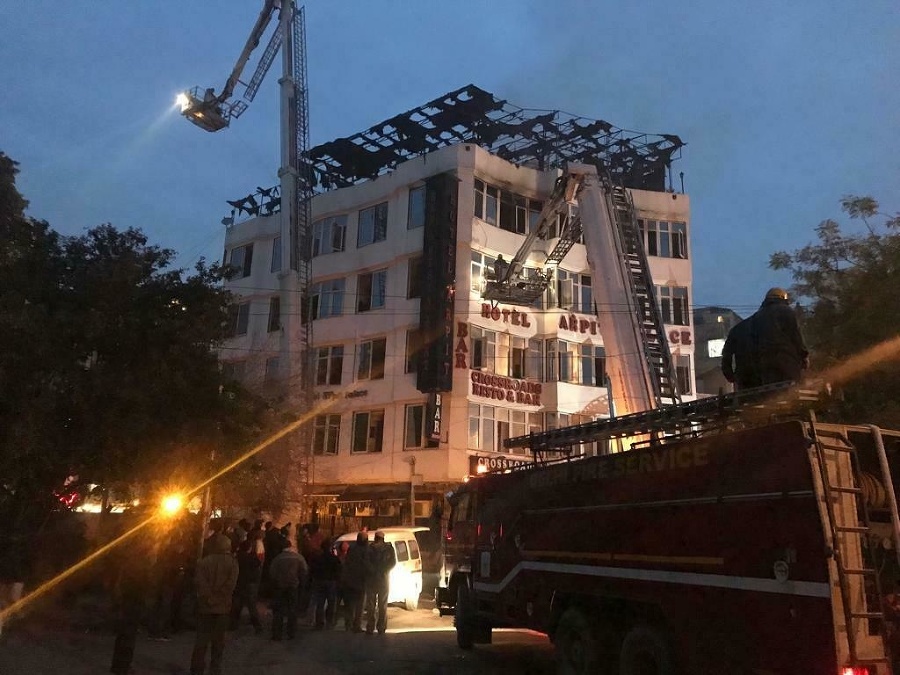 Oheň zachvátil štvorposchodový Hotel