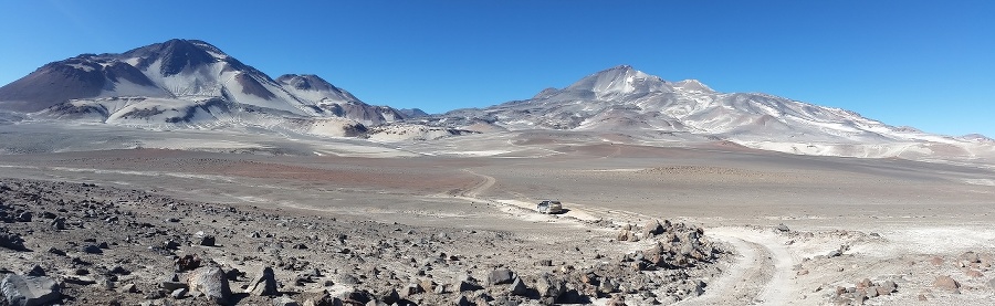 Čile - najvyššia sopka na svete Ojos del Salado (napravo). Má 6893 metrov.