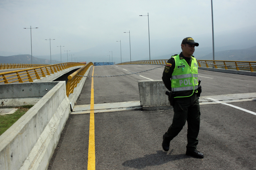 Venezuelská armáda zablokovala most