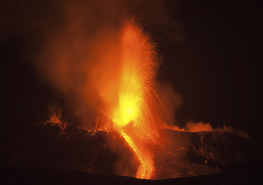 Etna začala chrliť lávu.
