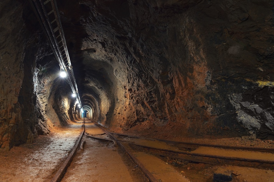 Underground mine passage with