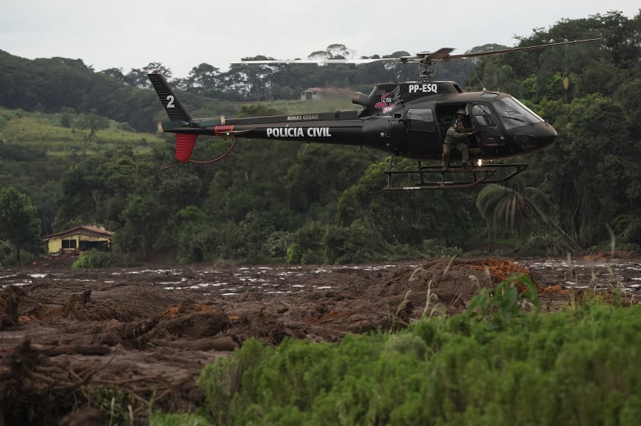 Záchranári vo vrtuľníku hľadajú