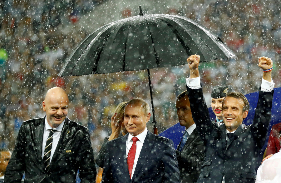 Zľava prezident FIFA Gianni