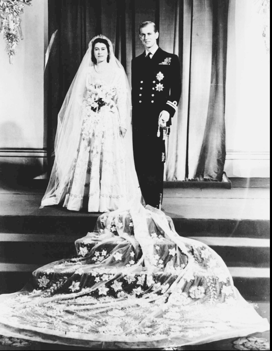 Na archívnej snímke z 20. novembra  1947 britská korunná princezná Alžbeta a jej manžel vojvoda z Edinburghu pózujú po sobáši z Westminsterského opátstva v Londýne.
