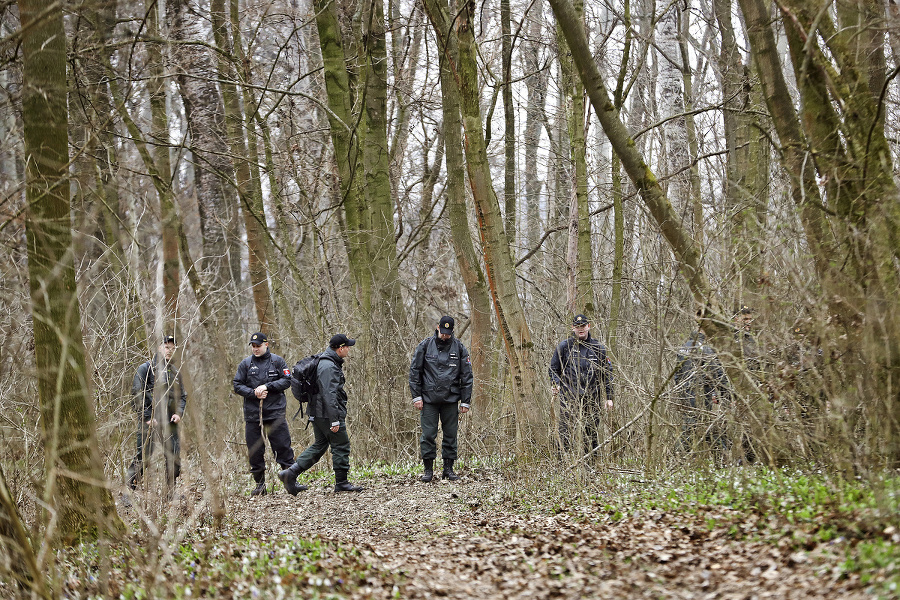 Policajti celý deň prečesávali Mačiansky háj v blízkosti Kuciakovho domu.