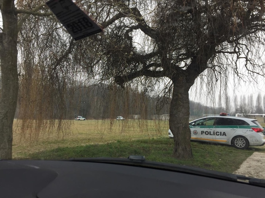 Polícia prehľadáva les vo Veľkej Mači. 