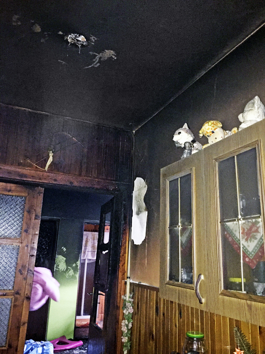 Oheň poškodil aj stropy.