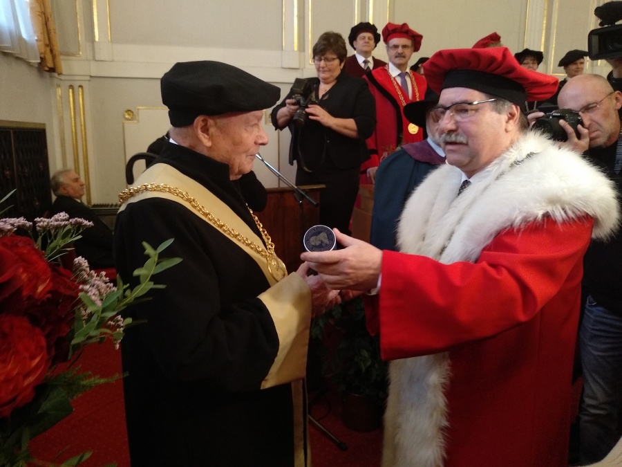 Na snímke sprava rektor UPJŠ Pavol Sovák odovzdáva čestný titul "doctor honoris causa"  Rudolfovi Schusterovi.