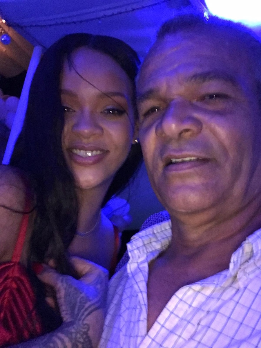 Rihanna s otcom Ronaldom.