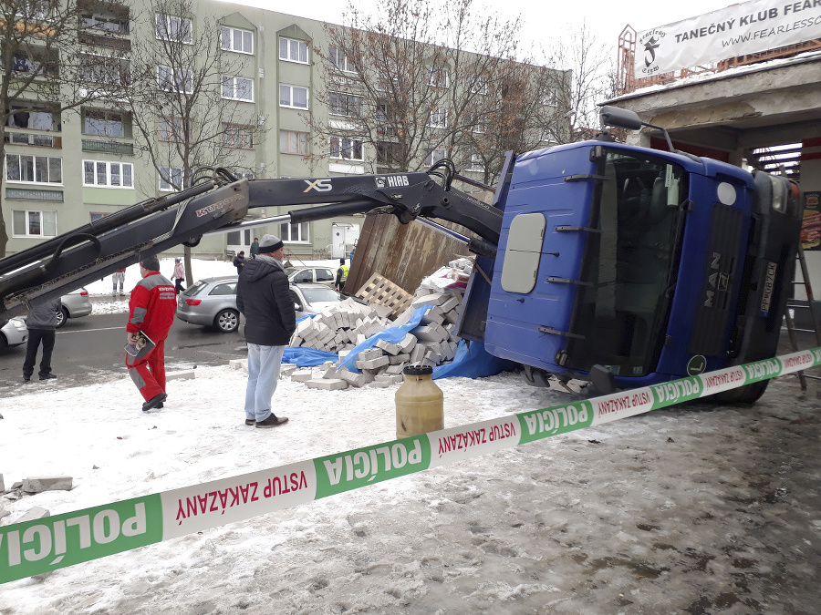 Nákladné auto so žeriavom