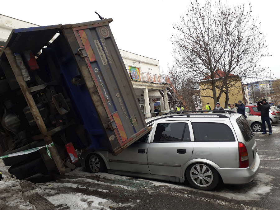 Nákladné auto so žeriavom