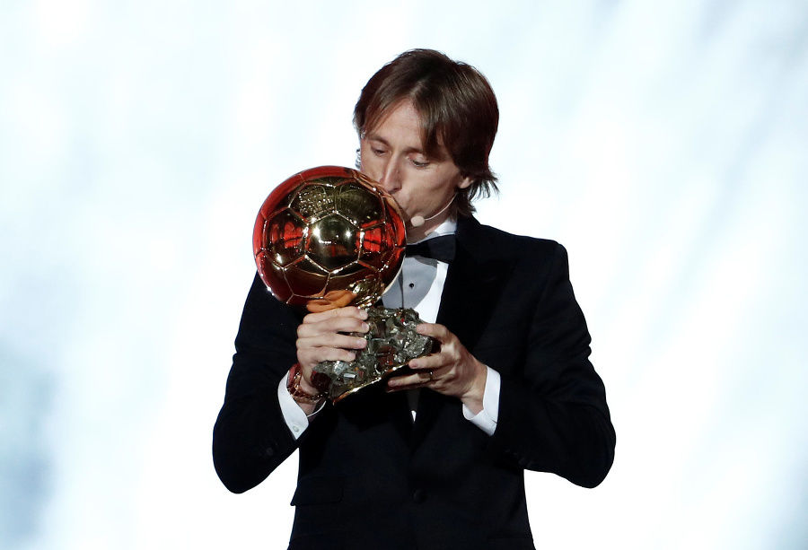 Luka Modrič s trofejou