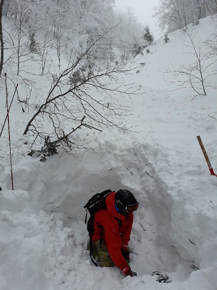 Smrteľná nehoda skialpinistu po páde lavíny.