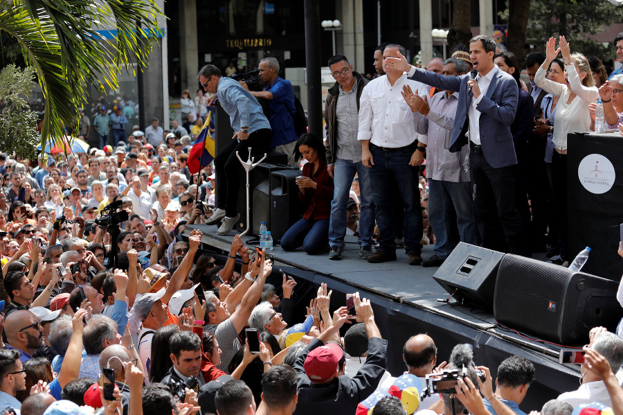 Juan Guaidó pred svojimi
