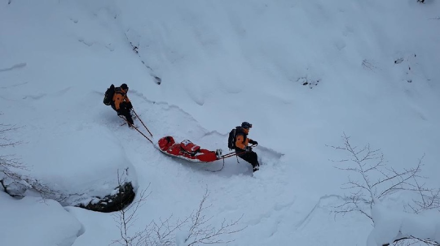 Smrteľná nehoda skialpinistu po páde lavíny.