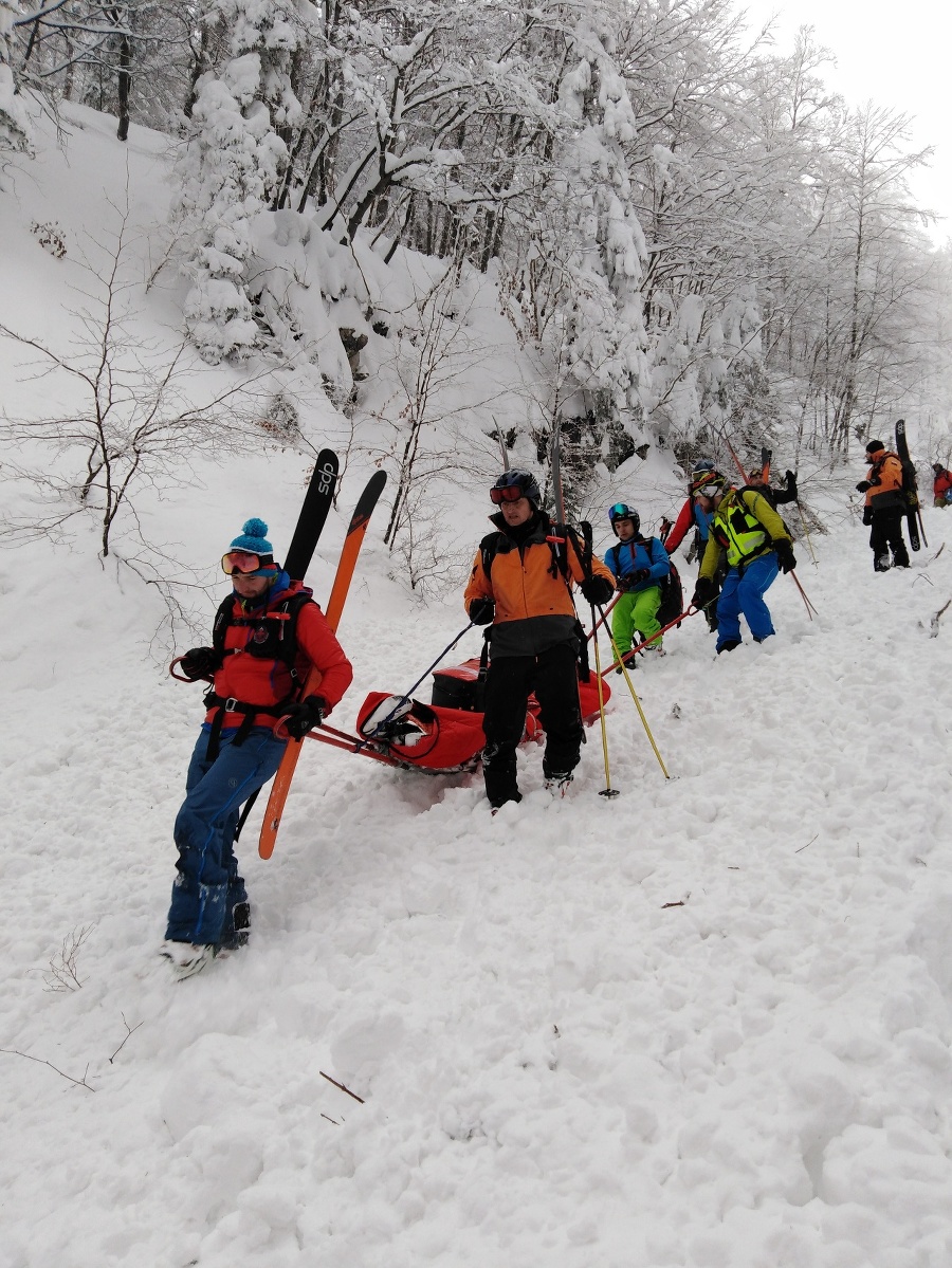 Telo mŕtveho skialpinistu skialpinistu († 40) zniesli horski záchranári. 