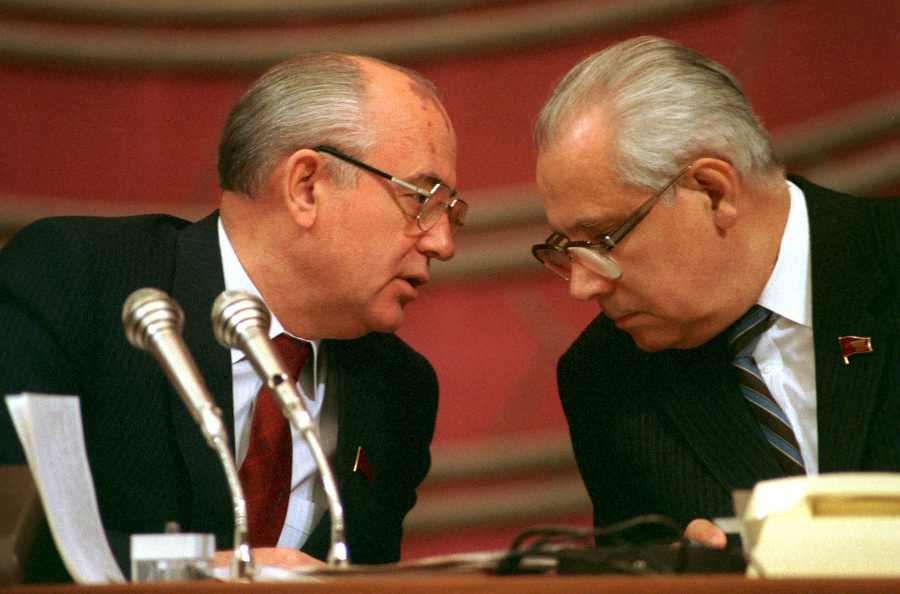 Michail Gorbačov (vľavo) a