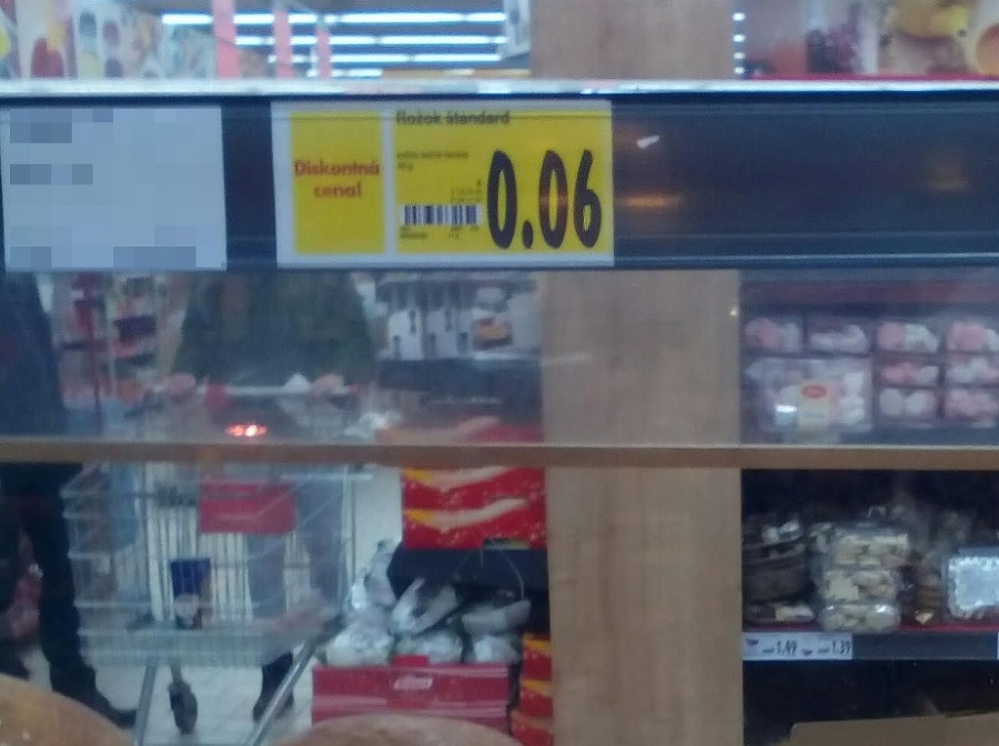 V obchode bola cenovka k rožkom, no pohľad pod ňu Veroniku zarazil.
