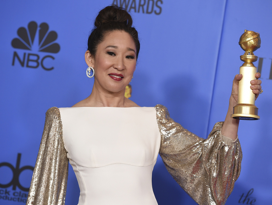 Sandra Oh so soškou.