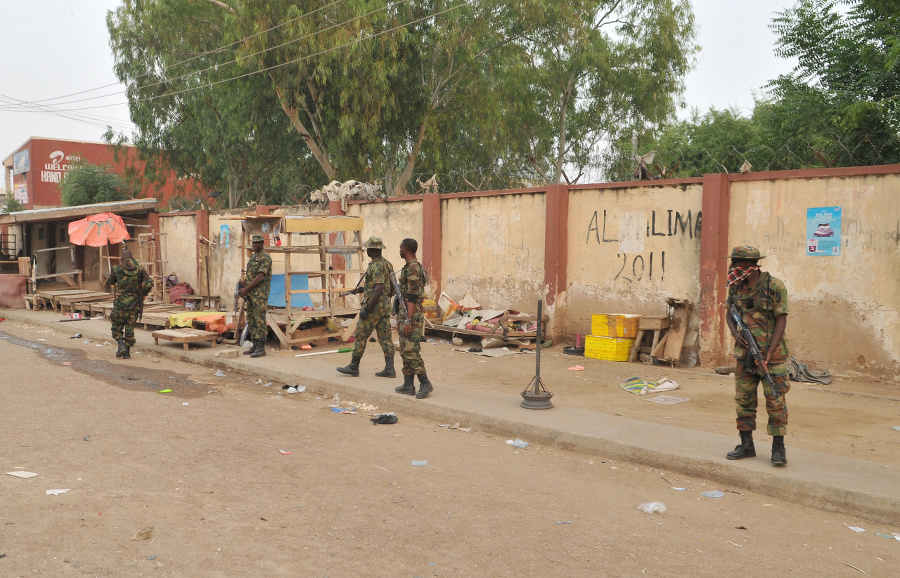 Nigerijskí vojaci po explózii