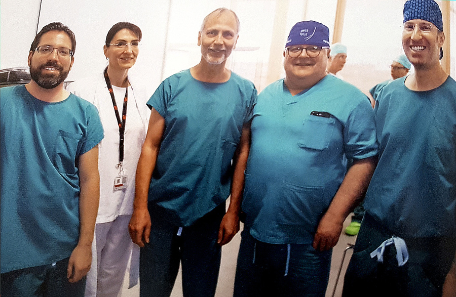 Na operácii sa podieľal tím odborníkov na čele s doktorom Martinom Meulim (druhý vpravo).