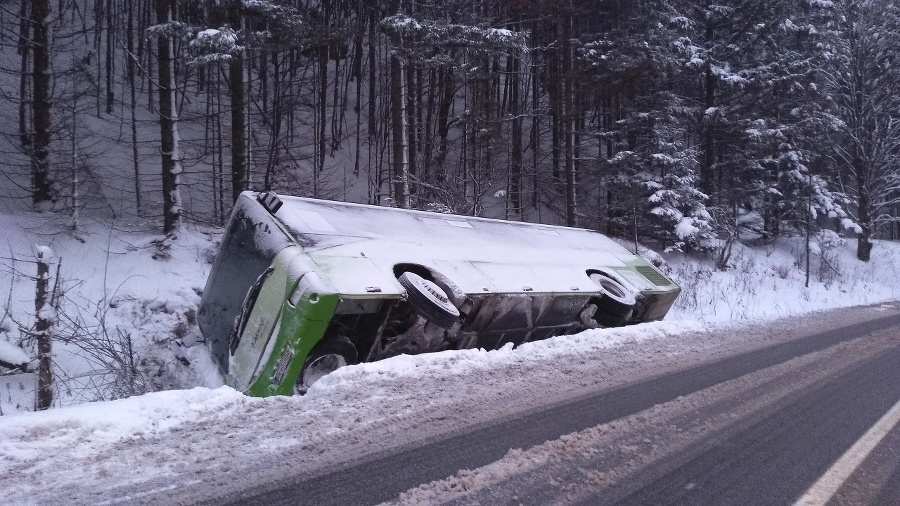 Autobus havaroval na ceste