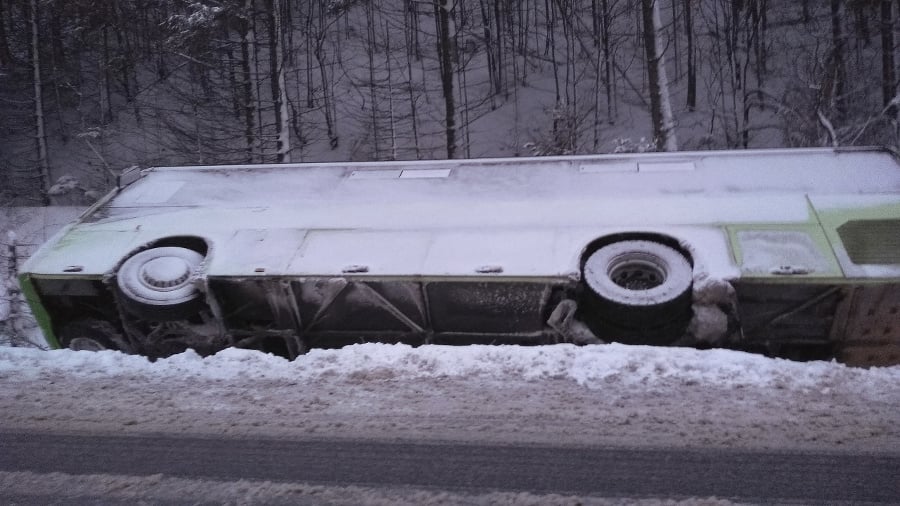 Autobus havaroval na ceste