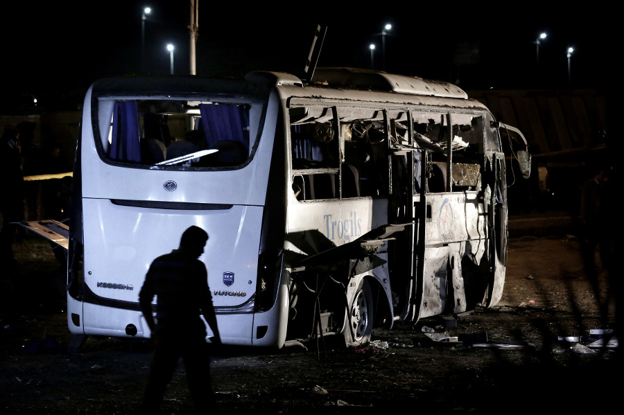 Autobus s turistami zasiahol