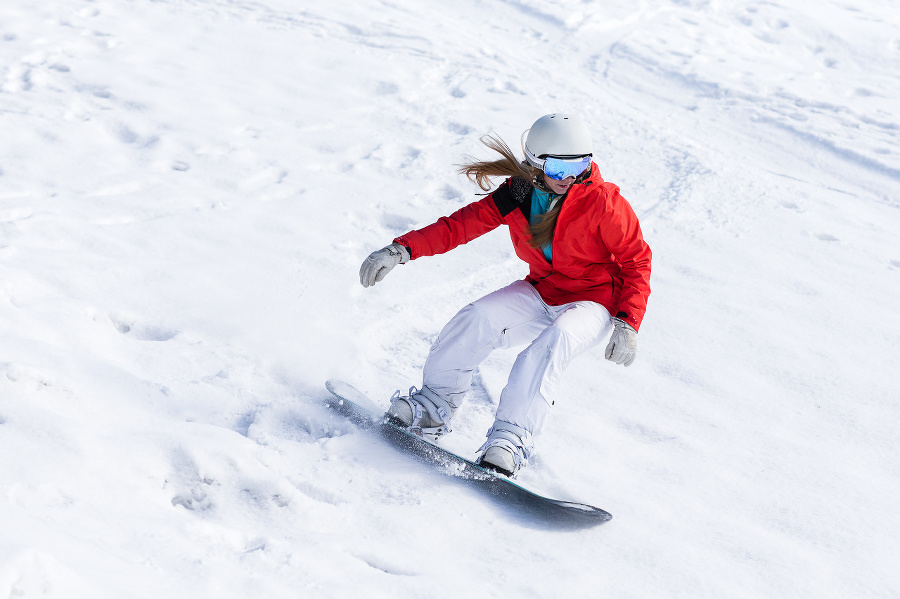 Woman snowboarder on the