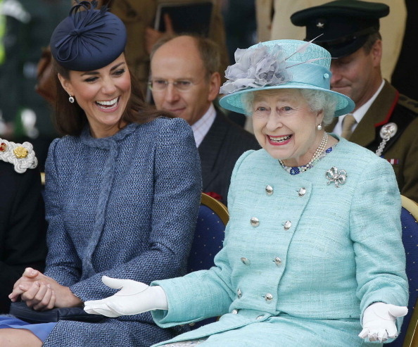 Kráľovná s vojvodkyňou Kate