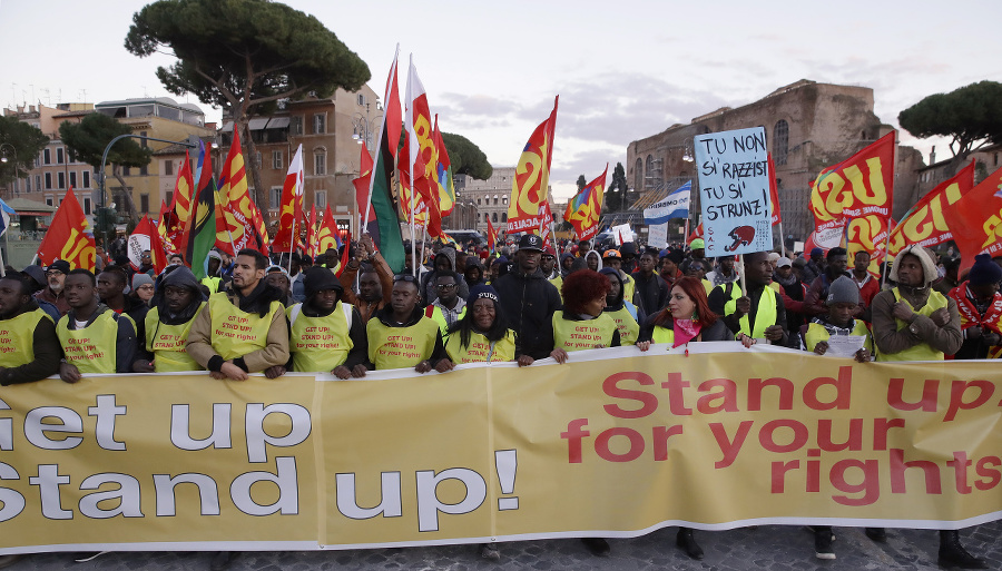 V Ríme protestovali ľudia