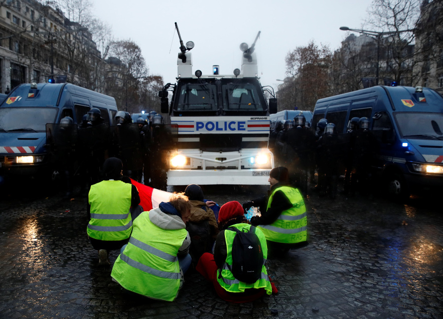 Vo francúzskom hlavnom meste oäť protestovali "žlté vesty".
