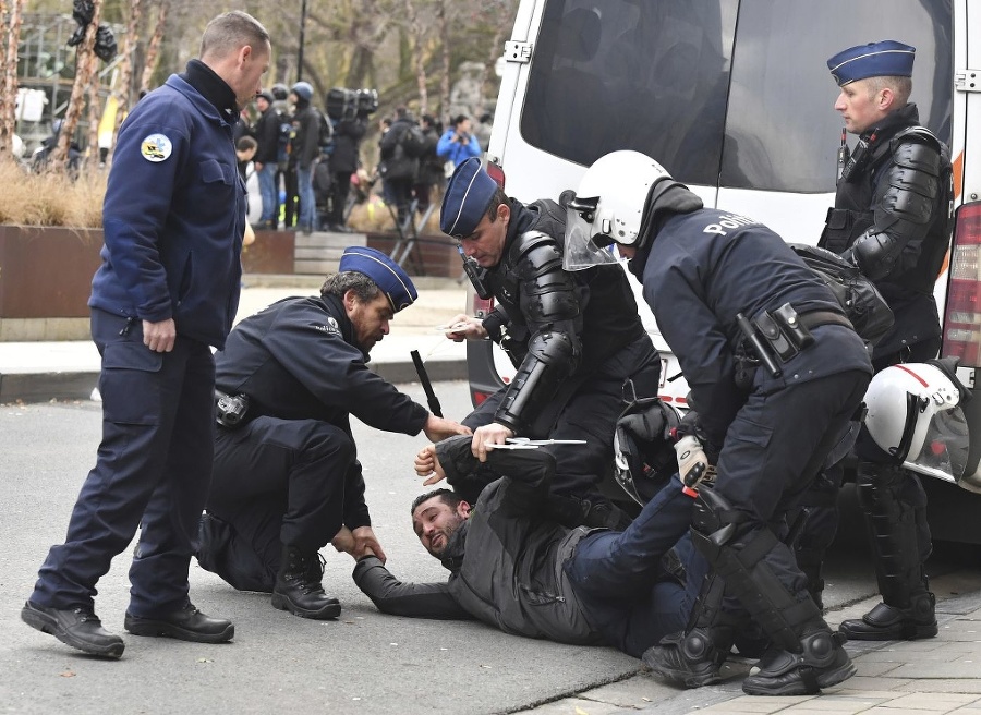 Policajti zatýkajú protestujúceho počas