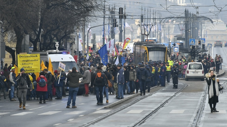 V Maďarsku protestujú tisíce