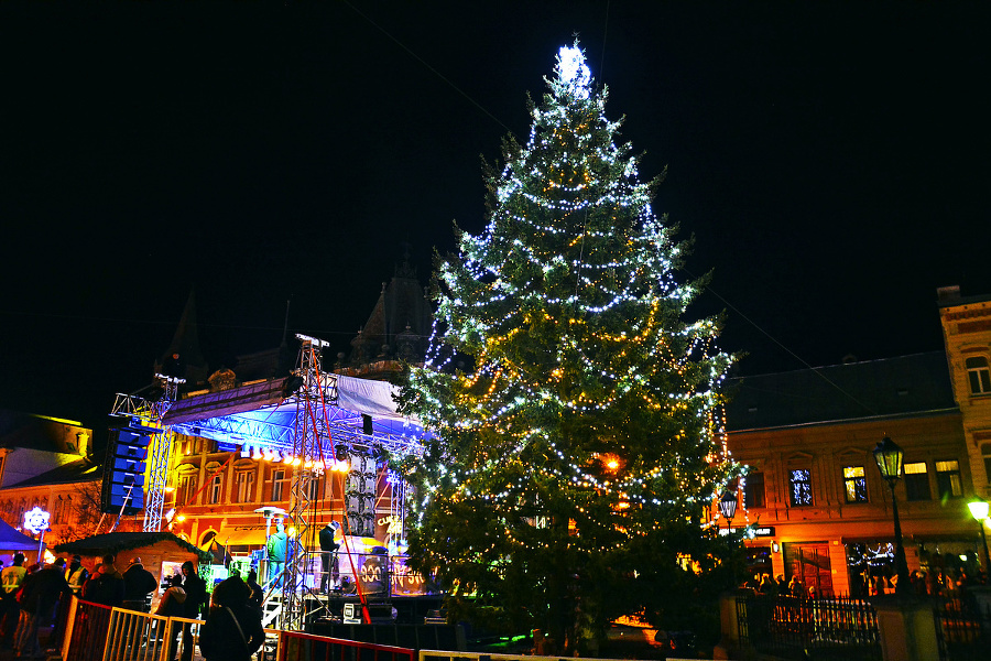Vyzdobený 17-metrový vianočný stromček