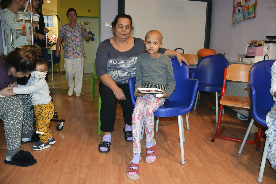 Rebeka Jurášková (9) s mamou Zuzanou.