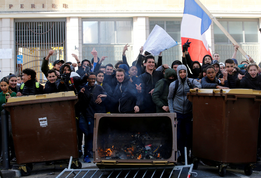 Protestujúci študenti z francúzskeho