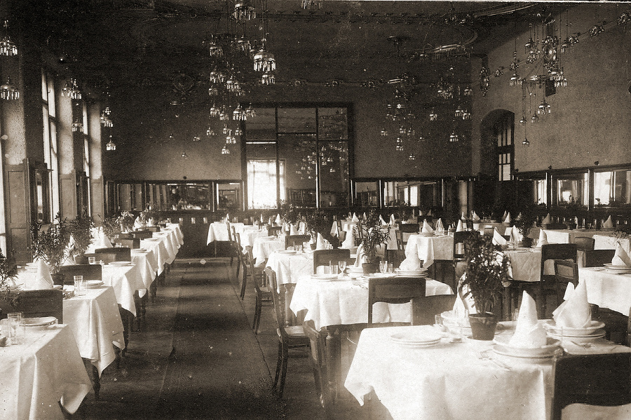 1928: Lustre zdobili jedáleň