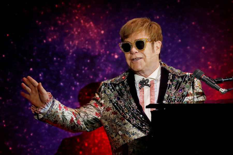 Elton John prezradil, prečo