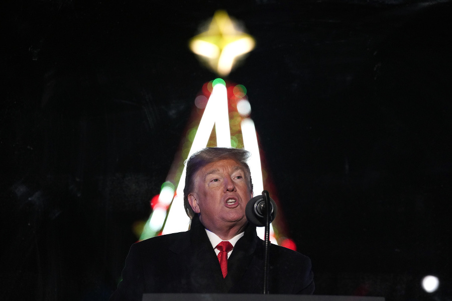 Trumpovci rozsvietili vianočný stromček.