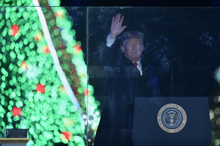 Trumpovci rozsvietili vianočný stromček.
