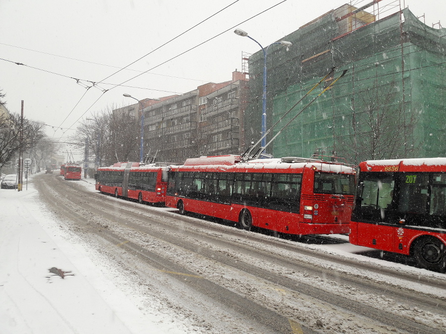 Sneženie v Bratislave komplikuje