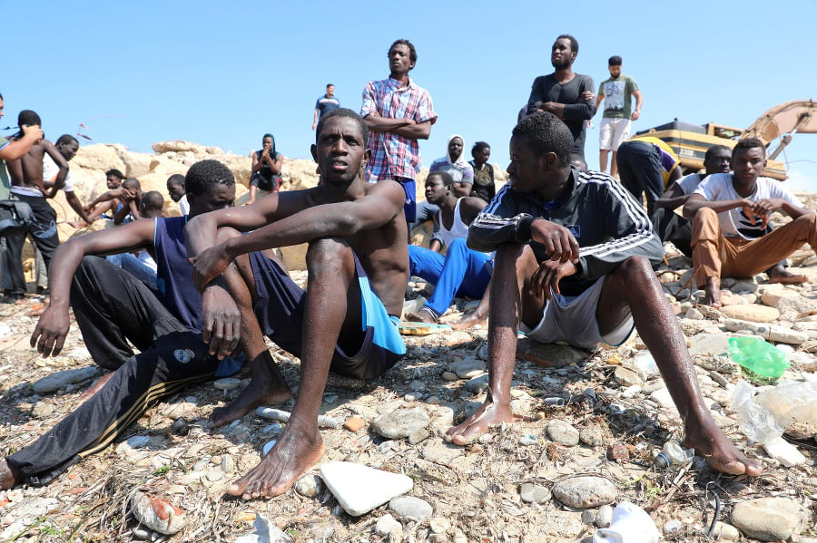 Stovky afrických migrantov zachránili